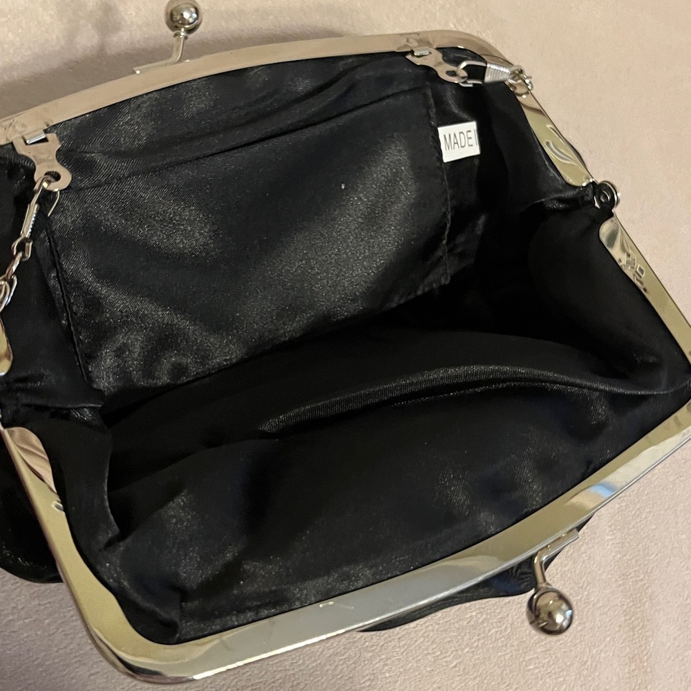 EUC Beautiful Evening Clutch With Chain Strap - Picture 7 of 11
